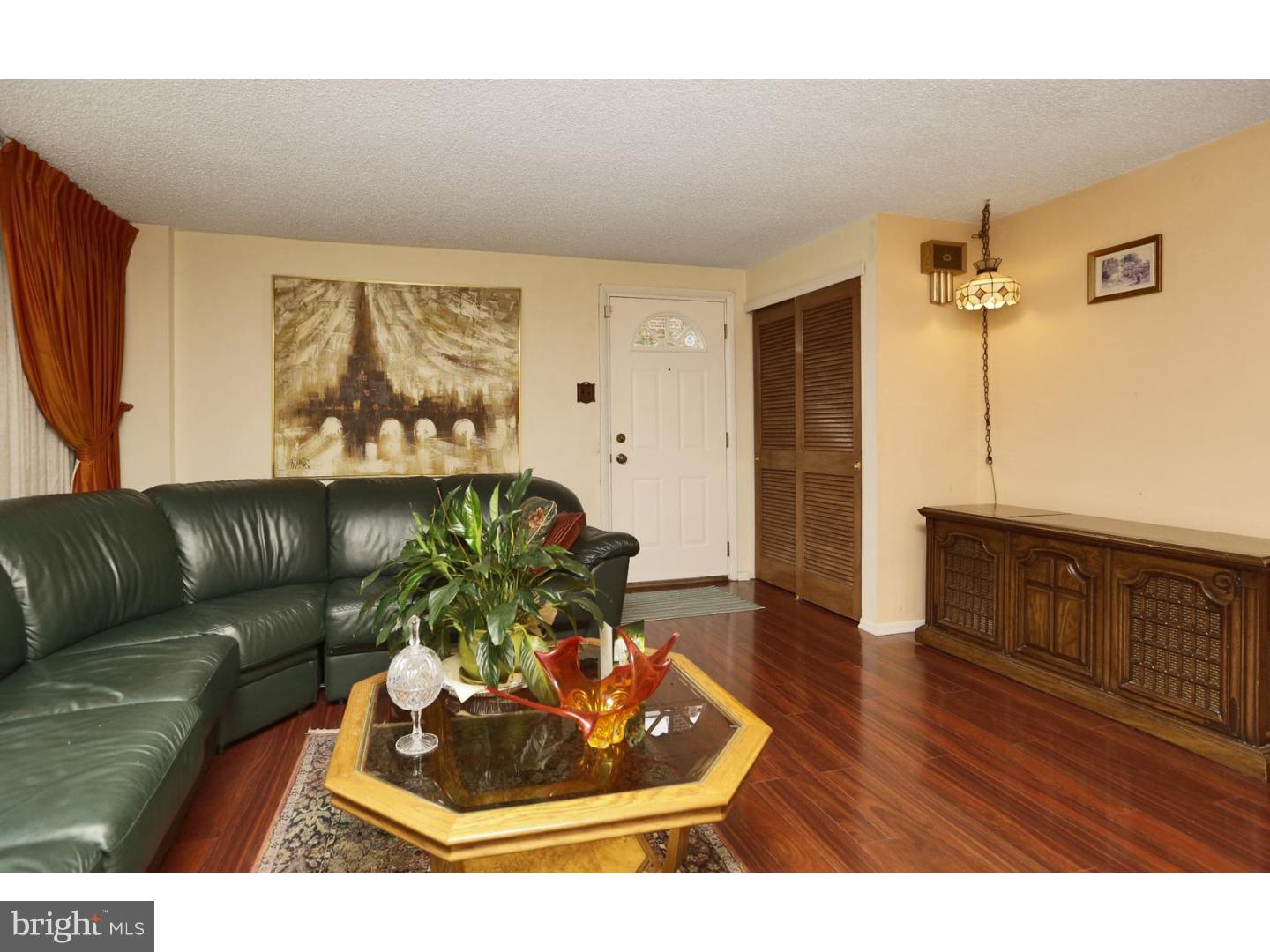 464 Tomlinson Road Philadelphia, PA 19116 - Photo 4 of 25 Living Room