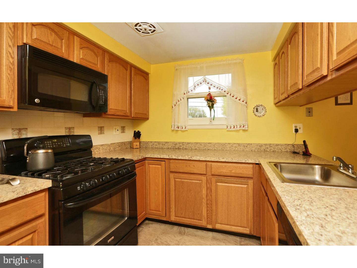464 Tomlinson Road Philadelphia, PA 19116 - Photo 6 of 25 Kitchen