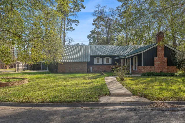 $285,000 | 105 North Woodsway Street East, Conroe, TX 77301