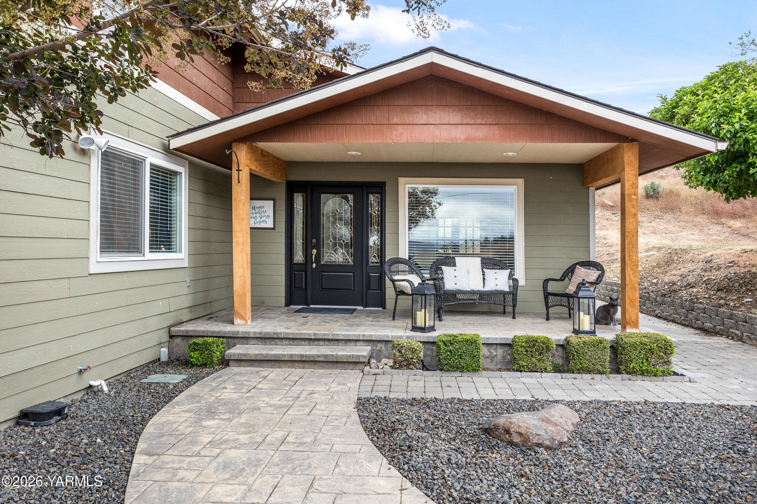 2121 Pleasant Hill Road Selah, WA 98942 - Photo 2 of 38 a front view of a house with garden