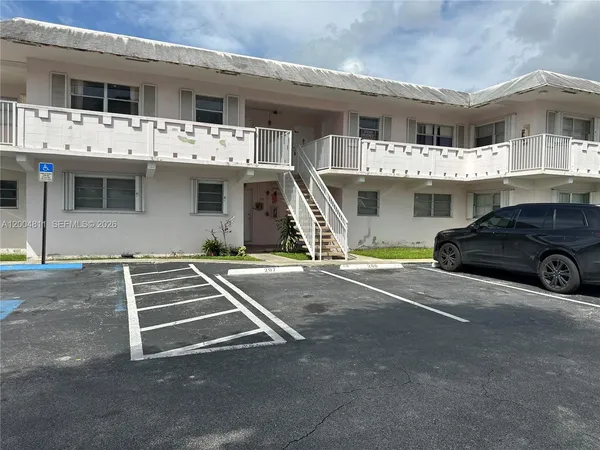 $2,100 | 7424 Southwest 82nd Street, Unit D216, Miami, FL 33143