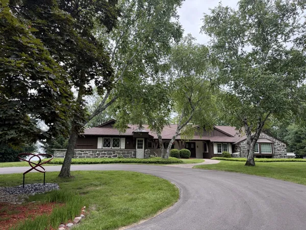 $1,400,000 | 11272 North Lakeview Place, Mequon, WI 53092