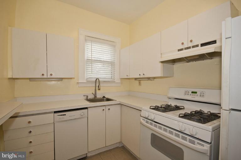 701 Cedarcroft Road Baltimore, MD 21212 - Photo 6 of 22 Kitchen