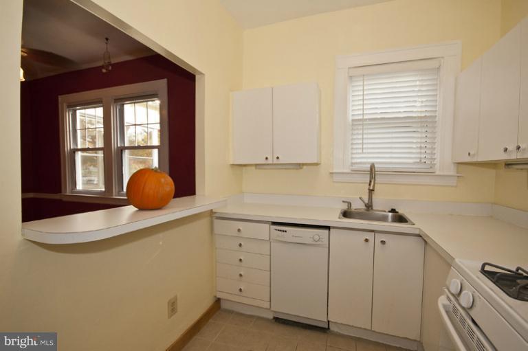 701 Cedarcroft Road Baltimore, MD 21212 - Photo 7 of 22 Kitchen with Breakfast bar
