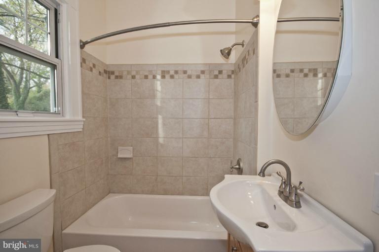 701 Cedarcroft Road Baltimore, MD 21212 - Photo 9 of 22 Bath