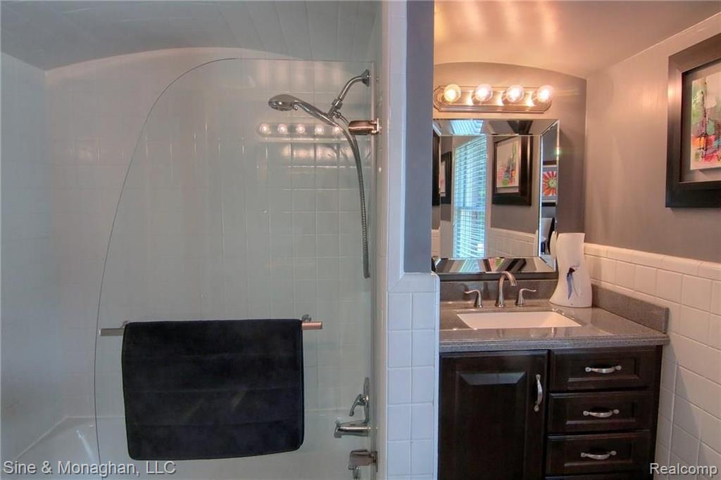 1921 Littlestone Road Grosse Pointe Woods, MI 48236 - Photo 18 of 29