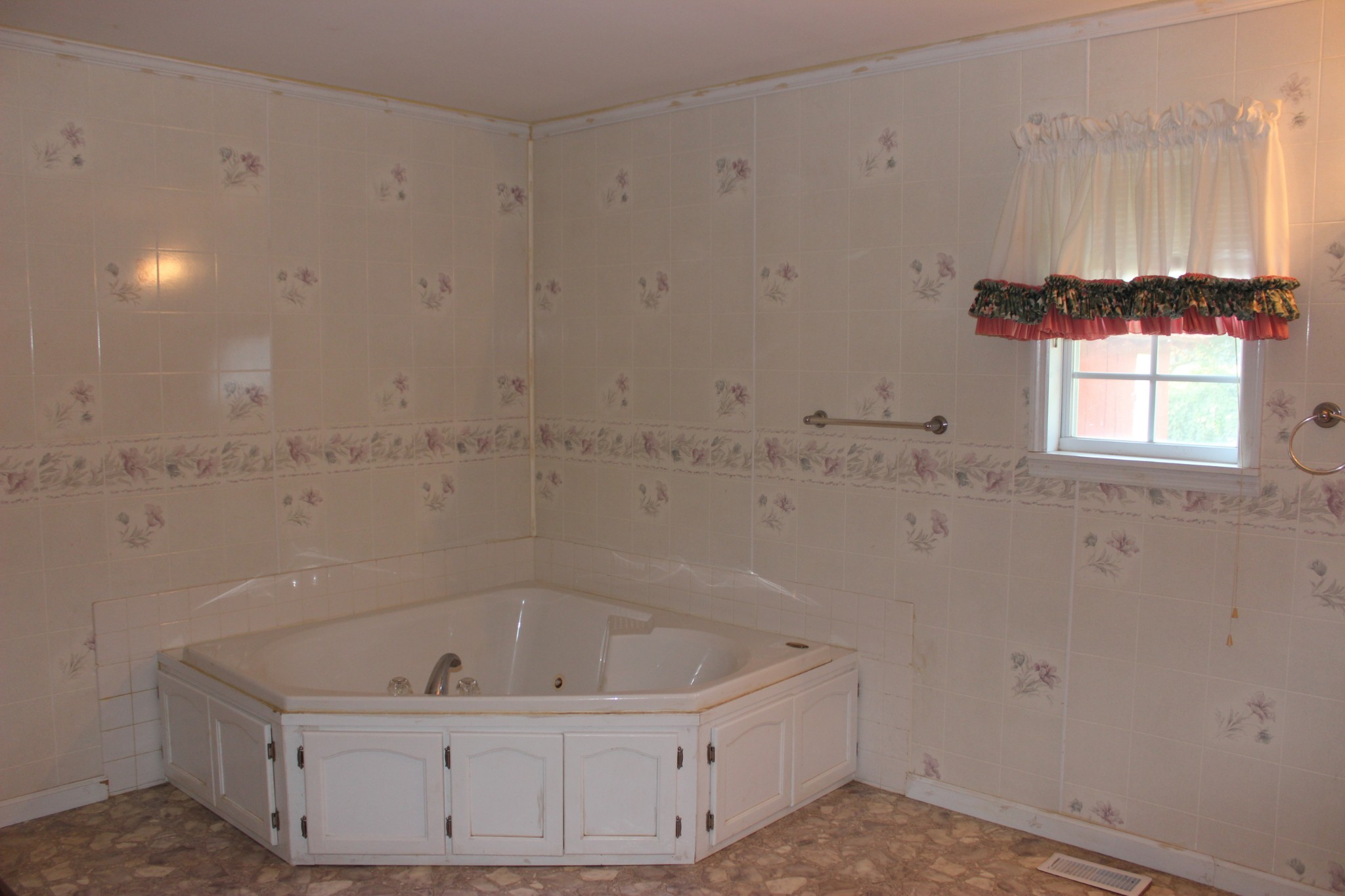 512 Limestone Road Elora, TN 37328 - Photo 22 of 44 a view of a bathtub in a bathroom