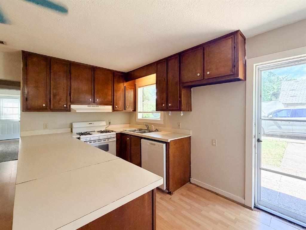 1705 North Robinson Street Cleburne, TX 76031 - Photo 6 of 16