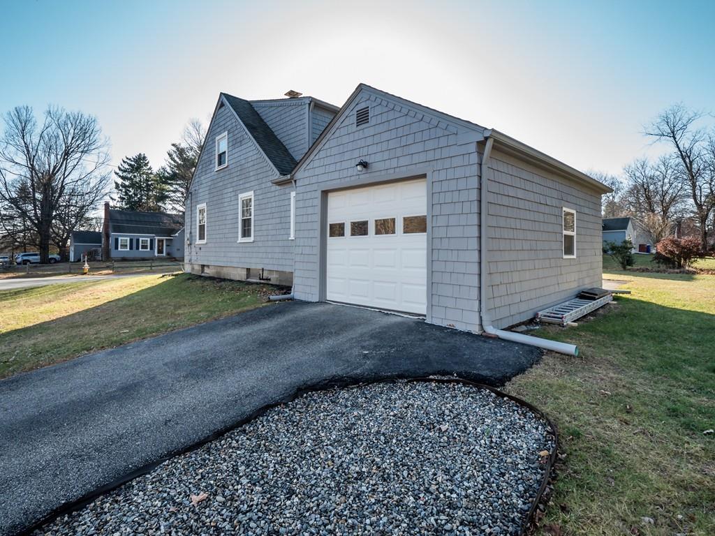21 Stoneleigh Road Holden, MA 01520 - Photo 3 of 37 Gallery Image 3