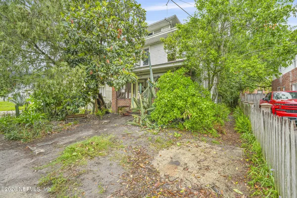 a view of a back yard