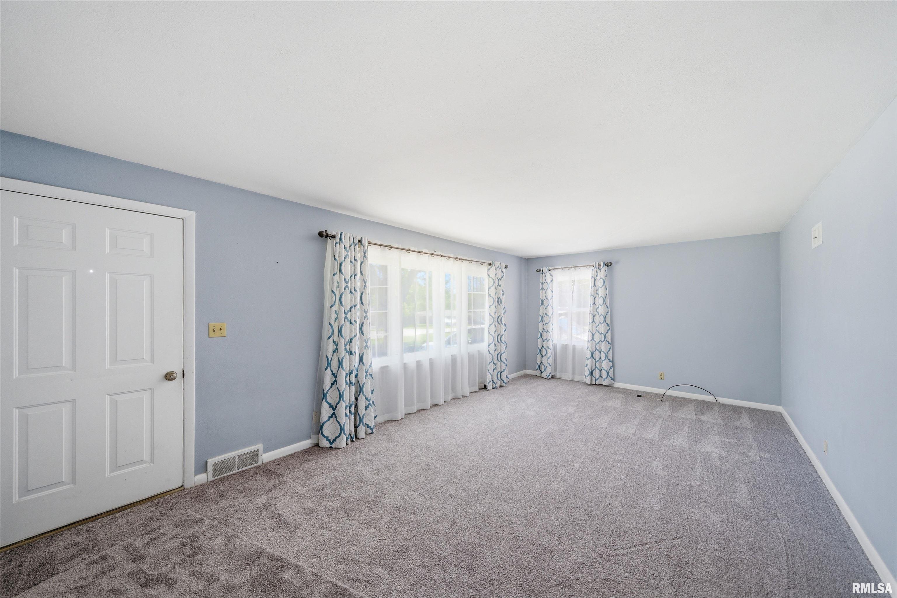 5203 North Sheridan Road Peoria, IL 61614 - Photo 4 of 31