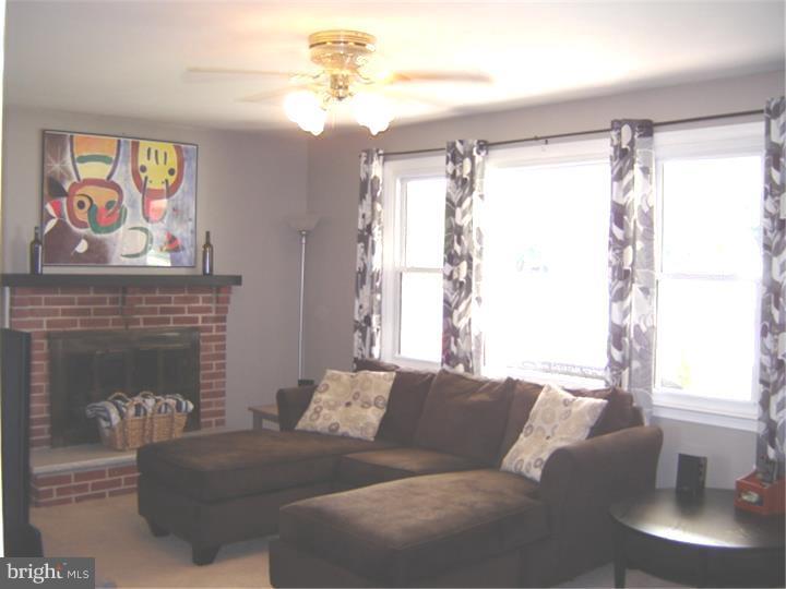 125 Roberts Road Aston, PA 19014 - Photo 2 of 20 Living Room
