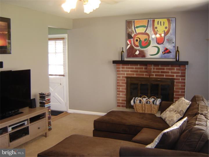 125 Roberts Road Aston, PA 19014 - Photo 3 of 20 Living Room