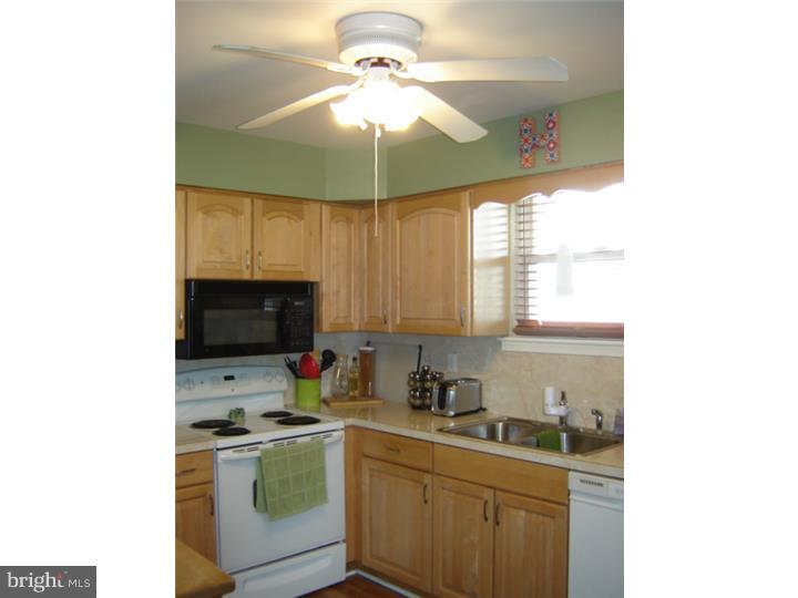 125 Roberts Road Aston, PA 19014 - Photo 7 of 20 Kitchen