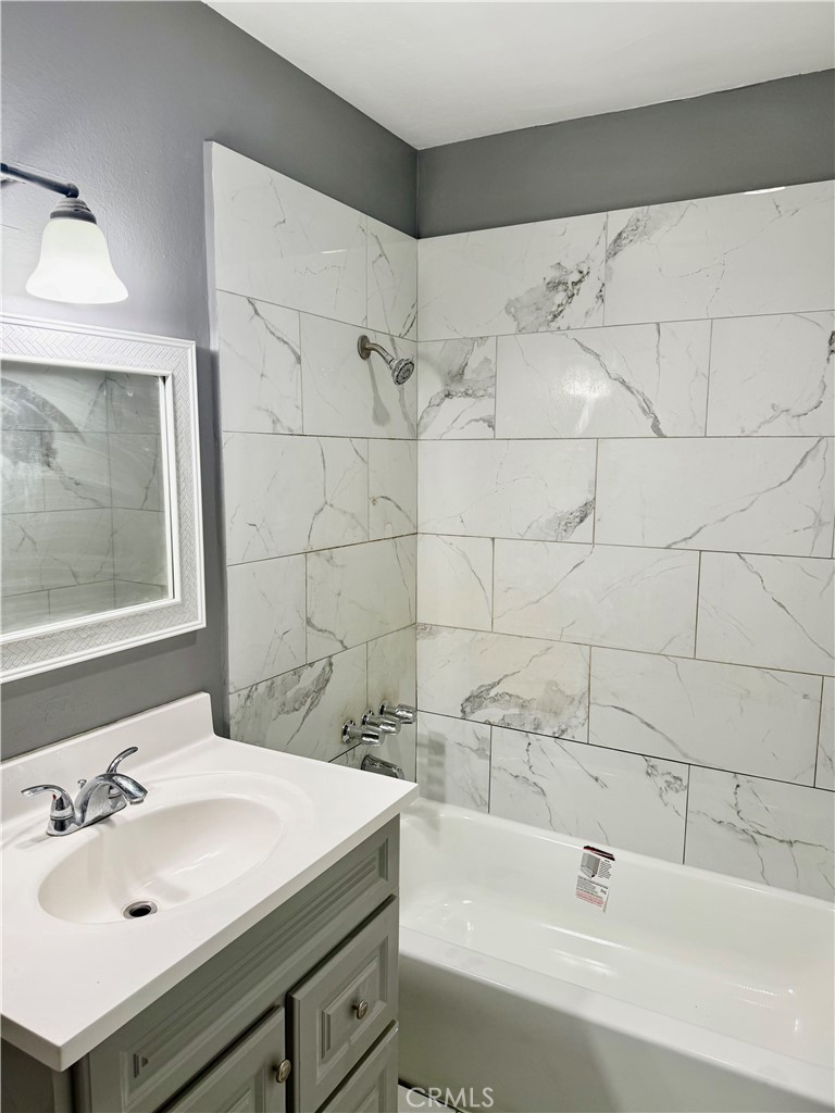 470 West Jackson Street Rialto, CA 92376 - Photo 20 of 28 a bathroom with a sink and a bathtub