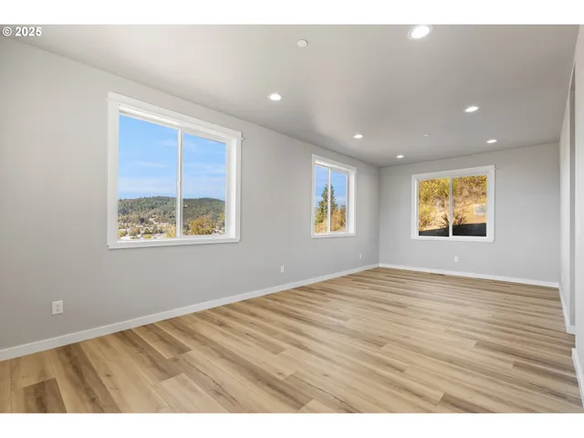 $485,000 | 664 Brooks Loop, Sutherlin, OR 97479