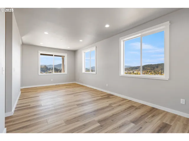 $485,000 | 664 Brooks Loop, Sutherlin, OR 97479