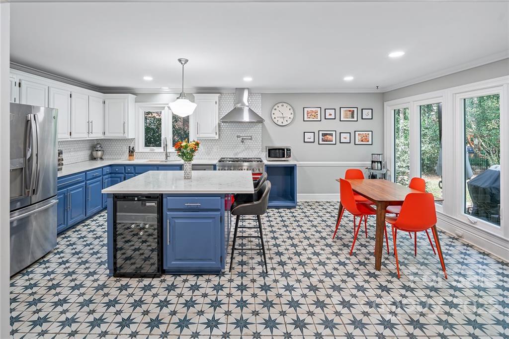 5428 Hillingdon Road Charlotte, NC 28226 - Photo 8 of 36 a kitchen with a dining table and chairs