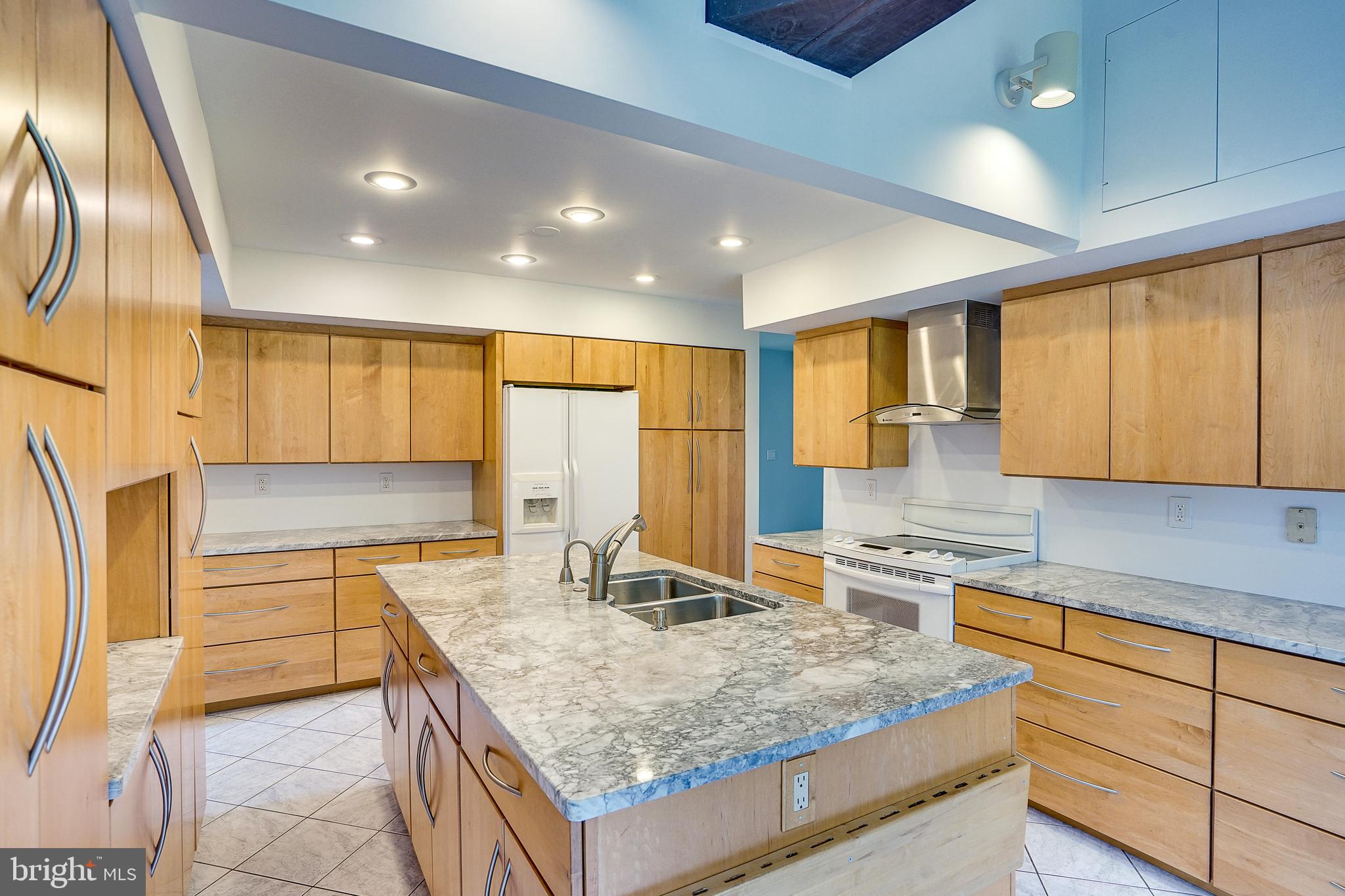 5401 Sideburn Road Fairfax, VA 22032 - Photo 6 of 50 Huge kitchen island