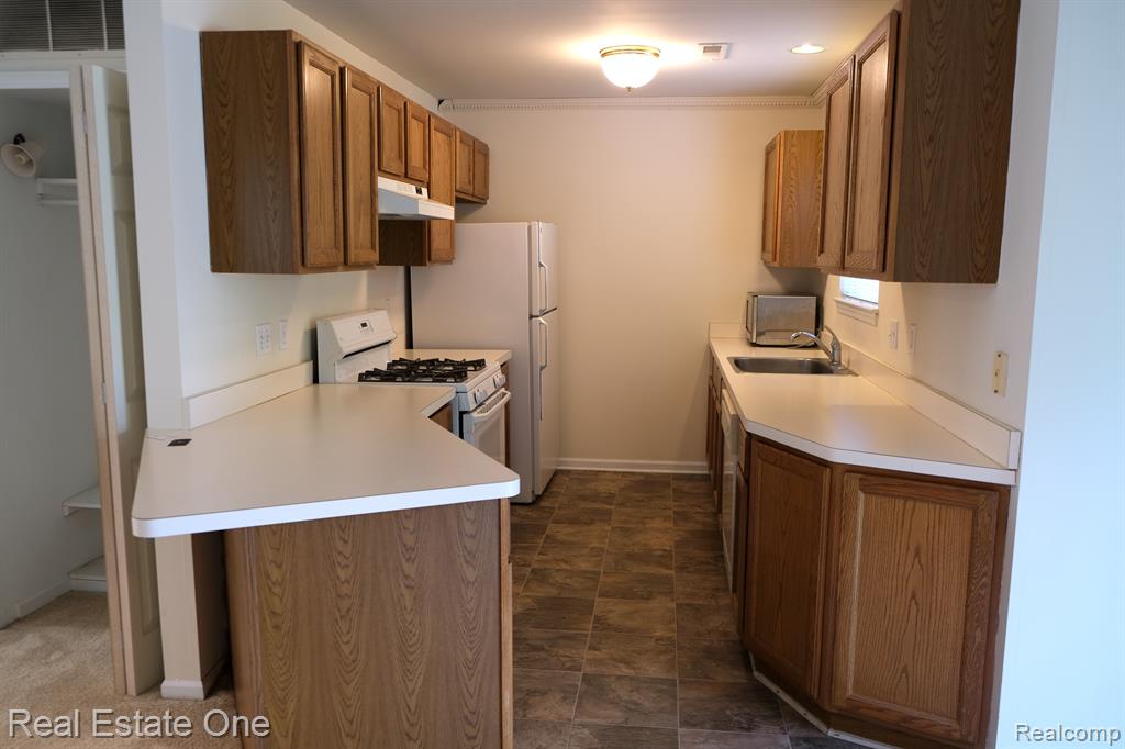 1423 Chesapeake Road, Unit 54 Royal Oak, MI 48067 - Photo 29 of 35