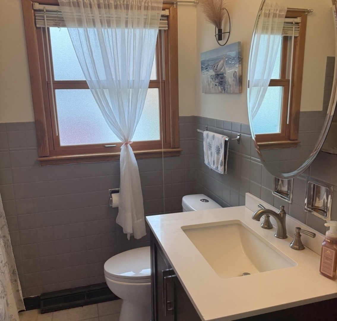 3763 153rd Street Midlothian, IL 60445 - Photo 12 of 17 a bathroom with a sink a toilet and tub