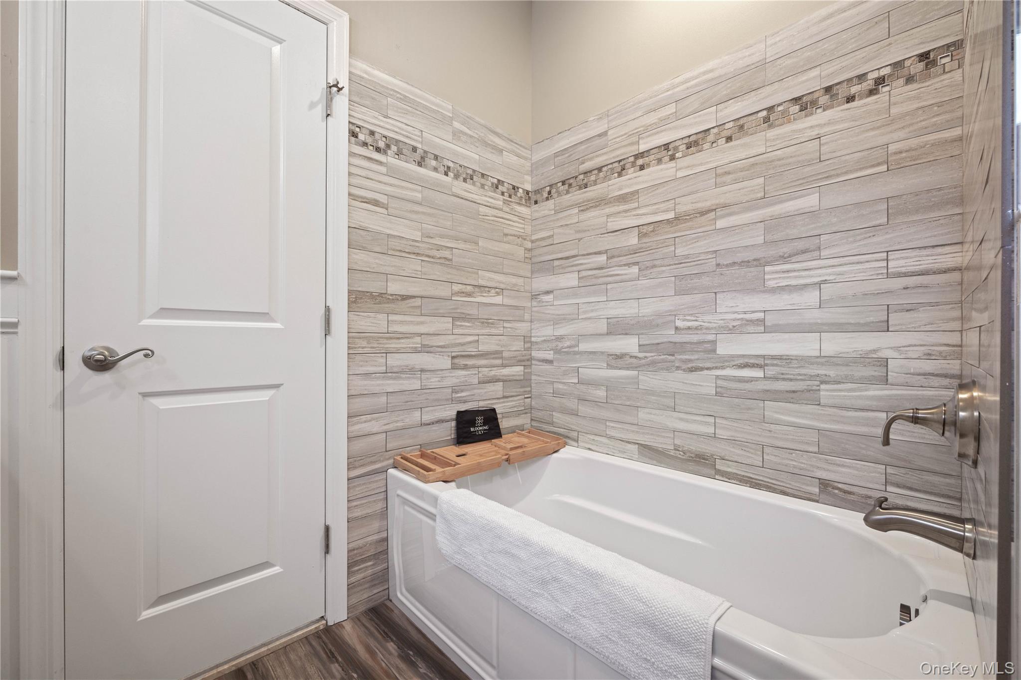 380 Homestead Way Greenport, NY 11944 - Photo 23 of 39 a bathroom with a bathtub