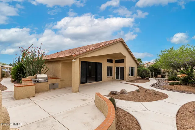 a view of a house with backyard