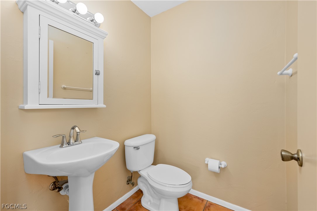 1813 Long Point Lane Sanibel, FL 33957 - Photo 22 of 38 a bathroom with a sink mirror and toilet