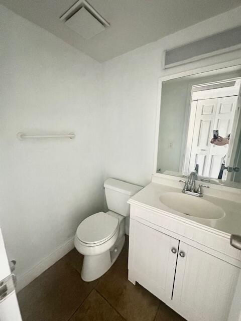1067 Cornwall East Boca Raton, FL 33434 - Photo 7 of 21 1/2 bathroom