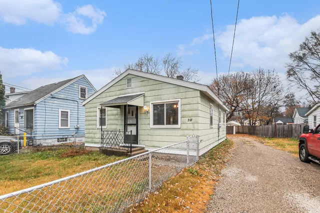 $189,000 | 219 Wilbur Street Southeast, Grand Rapids, MI 49548