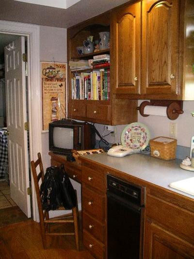 127 Ridge Road Versailles, KY 40383 - Photo 18 of 55 workspace in kitchen (plan your menus)