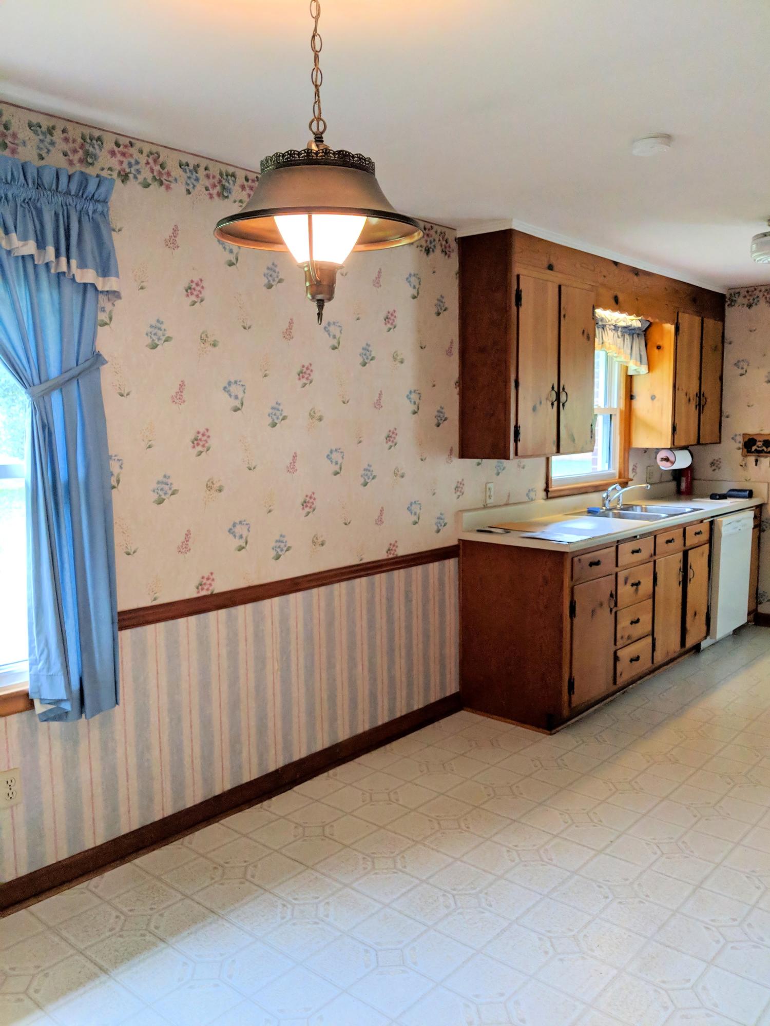 7005 Goff Road Roanoke, VA 24019 - Photo 8 of 27 Dining Area looking into Kitchen
