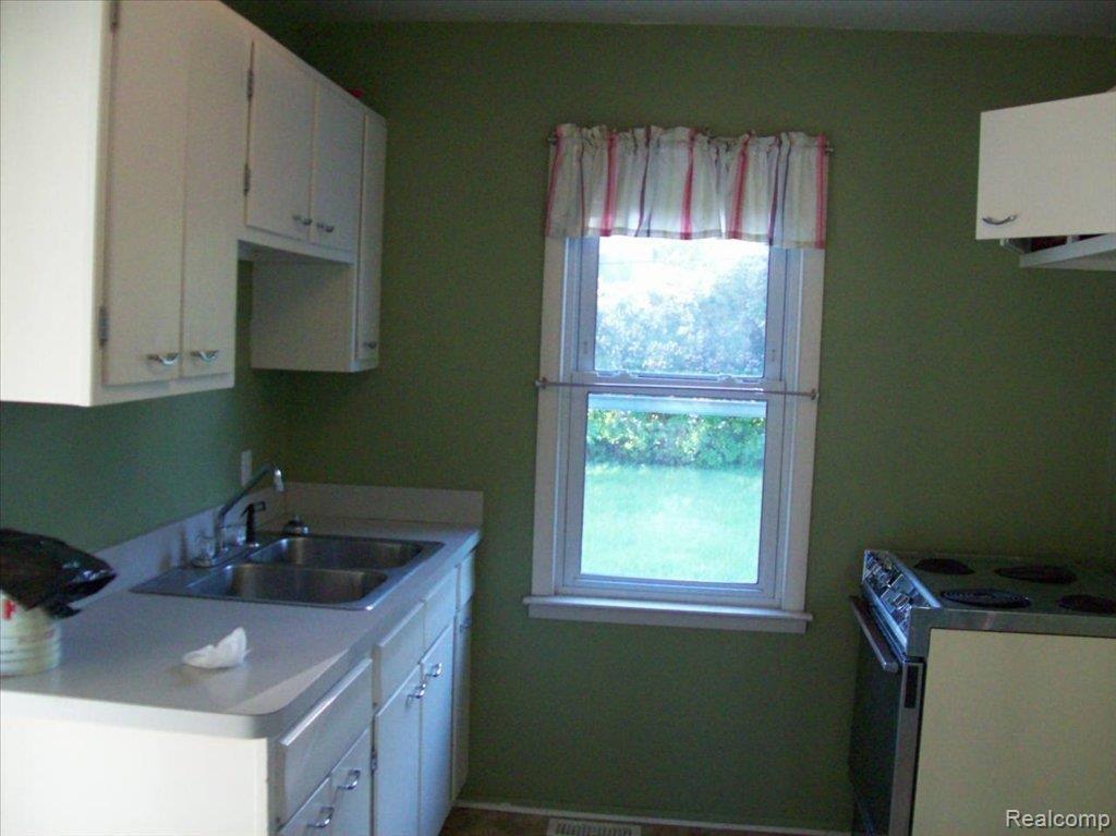 470 Rivard Boulevard Waterford, MI 48327 - Photo 2 of 5 RIVARD KIT