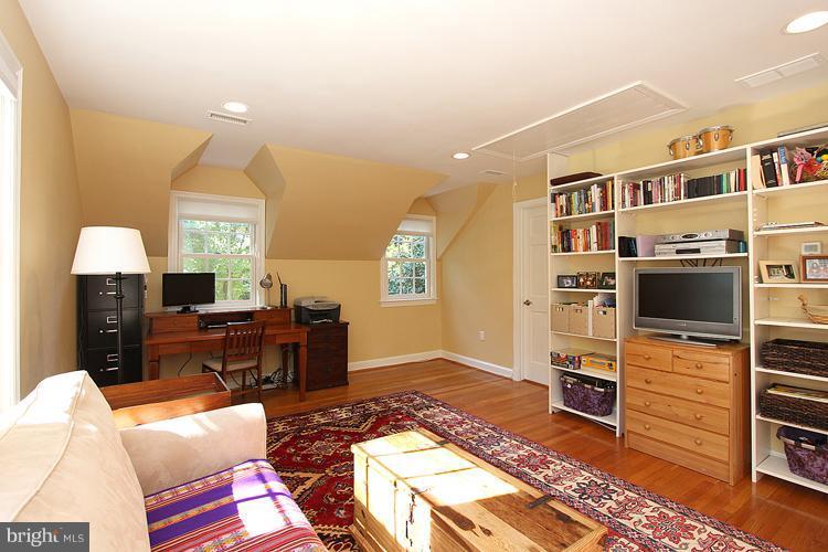 6643 Barr Road Bethesda, MD 20817 - Photo 14 of 24 Master Bedroom Sitting Room / Office or Bedroom #5