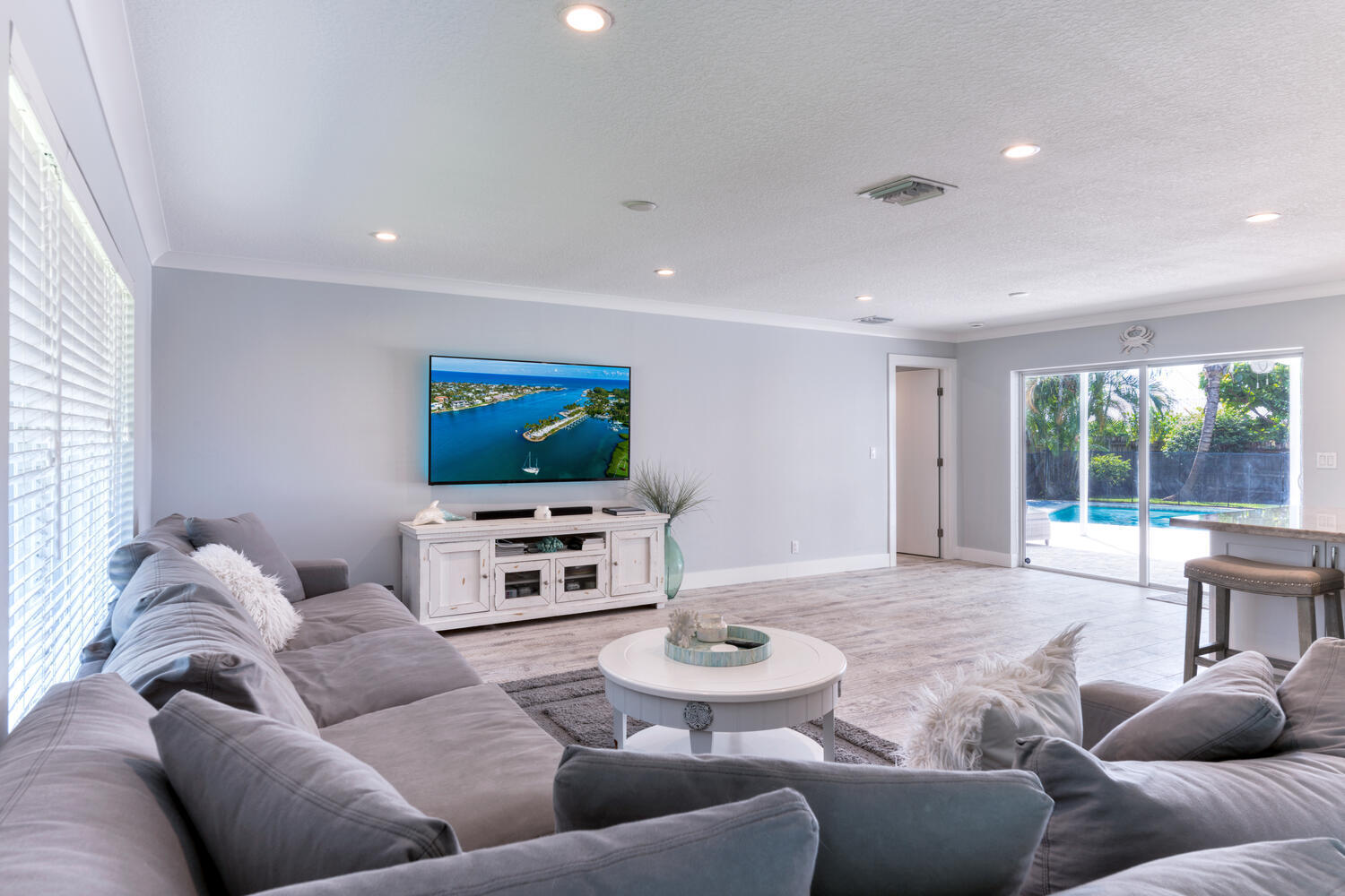 136 Easterly Road North Palm Beach, FL 33408 - Photo 26 of 32 LIVING ROOM