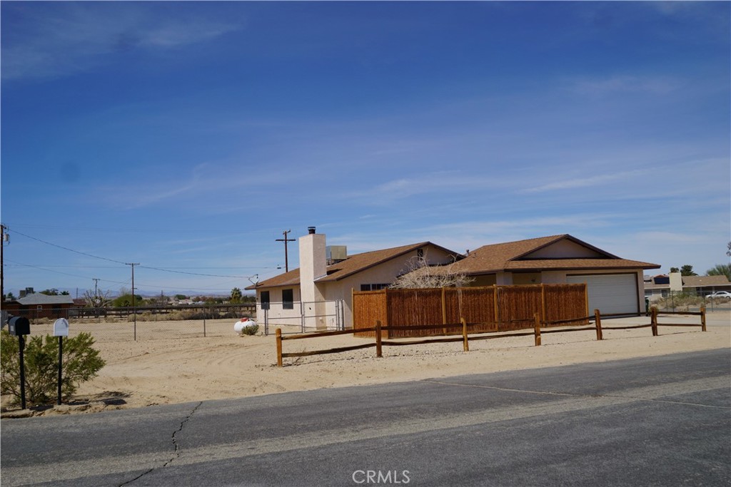 4818 Round Up Road Twentynine Palms, CA 92277 - Photo 19 of 25 a front view of a house with a ocean view