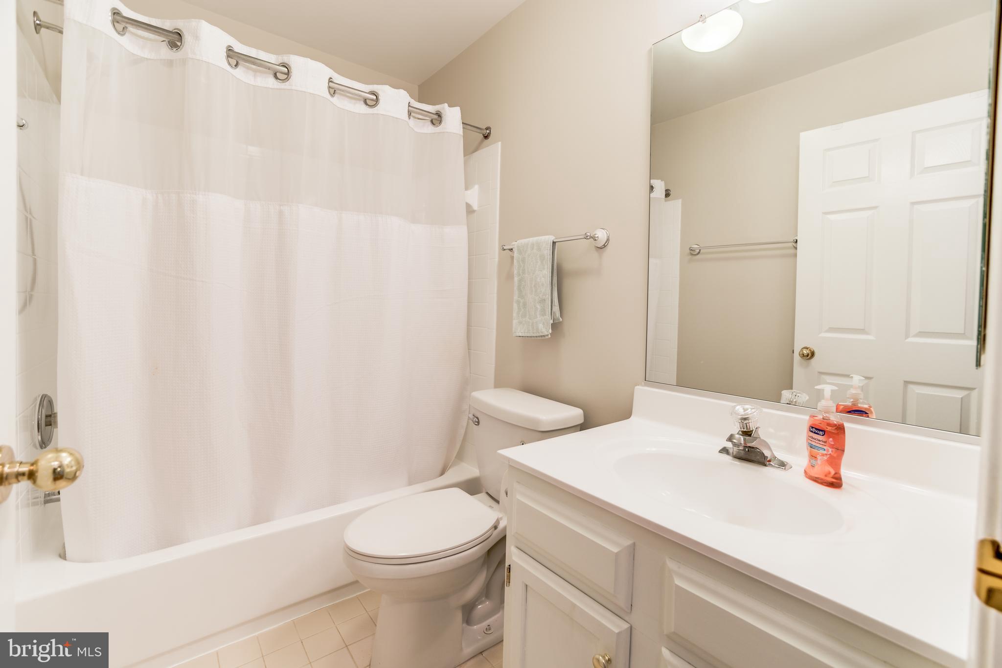 47764 Rafter Court Sterling, VA 20165 - Photo 26 of 44 Upper Hall Bath