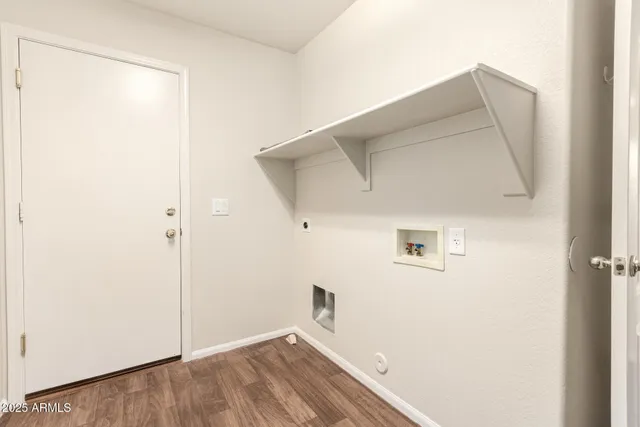 a view of utility room