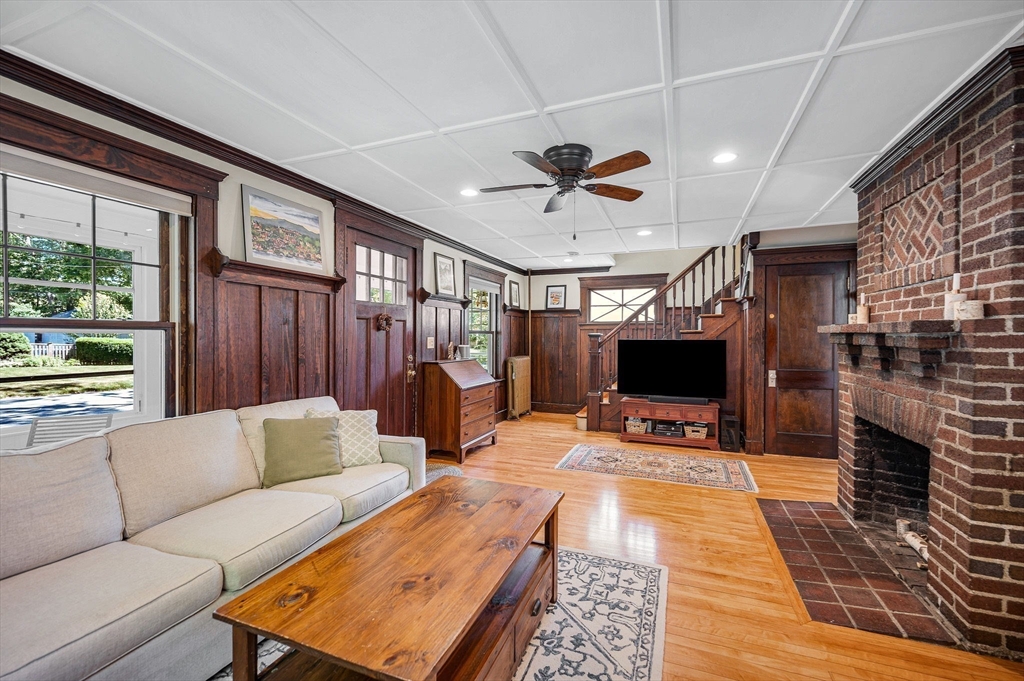18 Wells Road Reading, MA 01867 - Photo 4 of 41