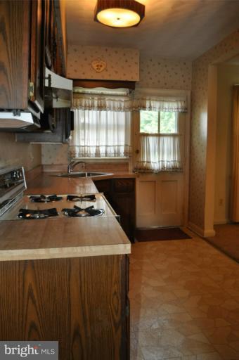 8348 Hillendale Road Parkville, MD 21234 - Photo 14 of 20 Kitchen