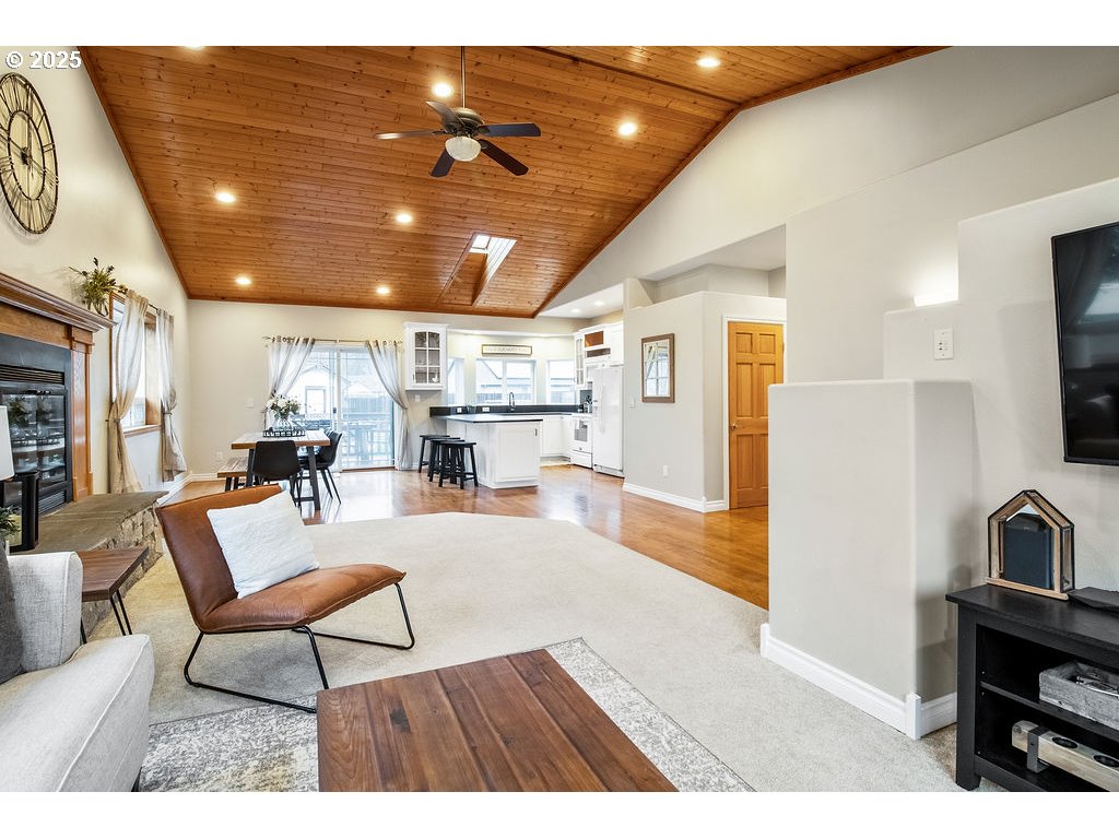 813 Howard Jordan Loop Dayton, OR 97114 - Photo 2 of 47