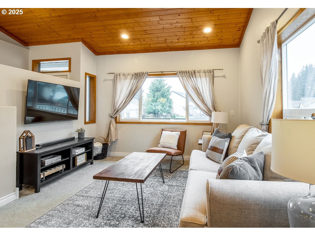 813 Howard Jordan Loop Dayton, OR 97114 - Photo 9 of 47