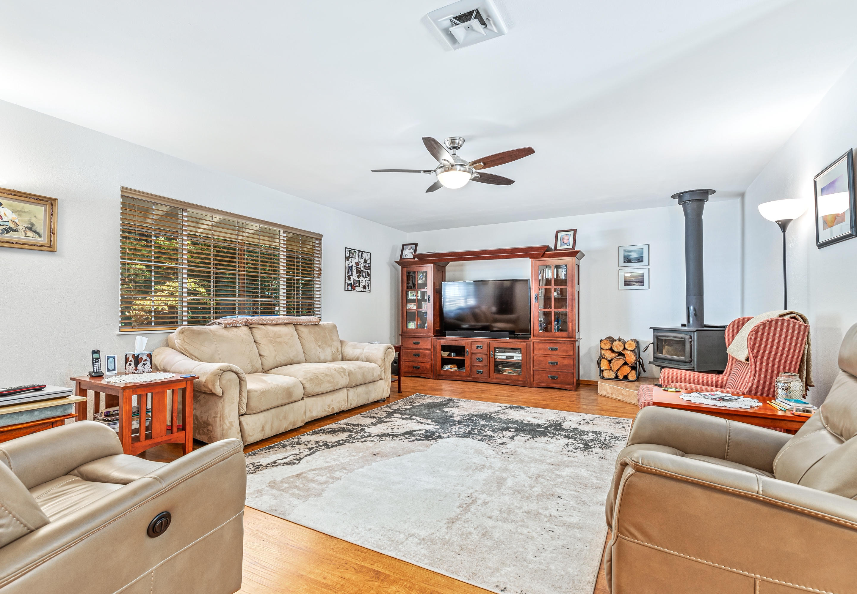 381 Pinewood Way Cave Junction, OR 97523 - Photo 13 of 25 9R9A1287