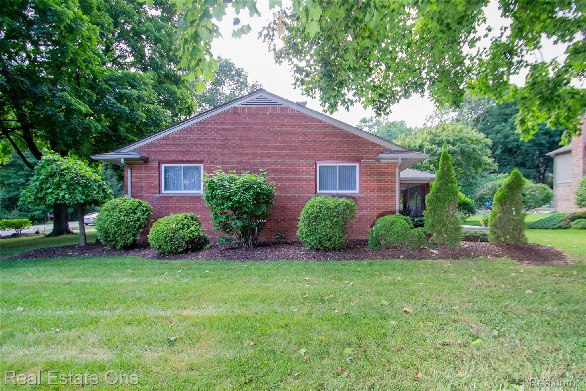 1430 Gracedale Drive Rochester, MI 48309 - Photo 12 of 31 exterior-kathleen-house-7.jpg