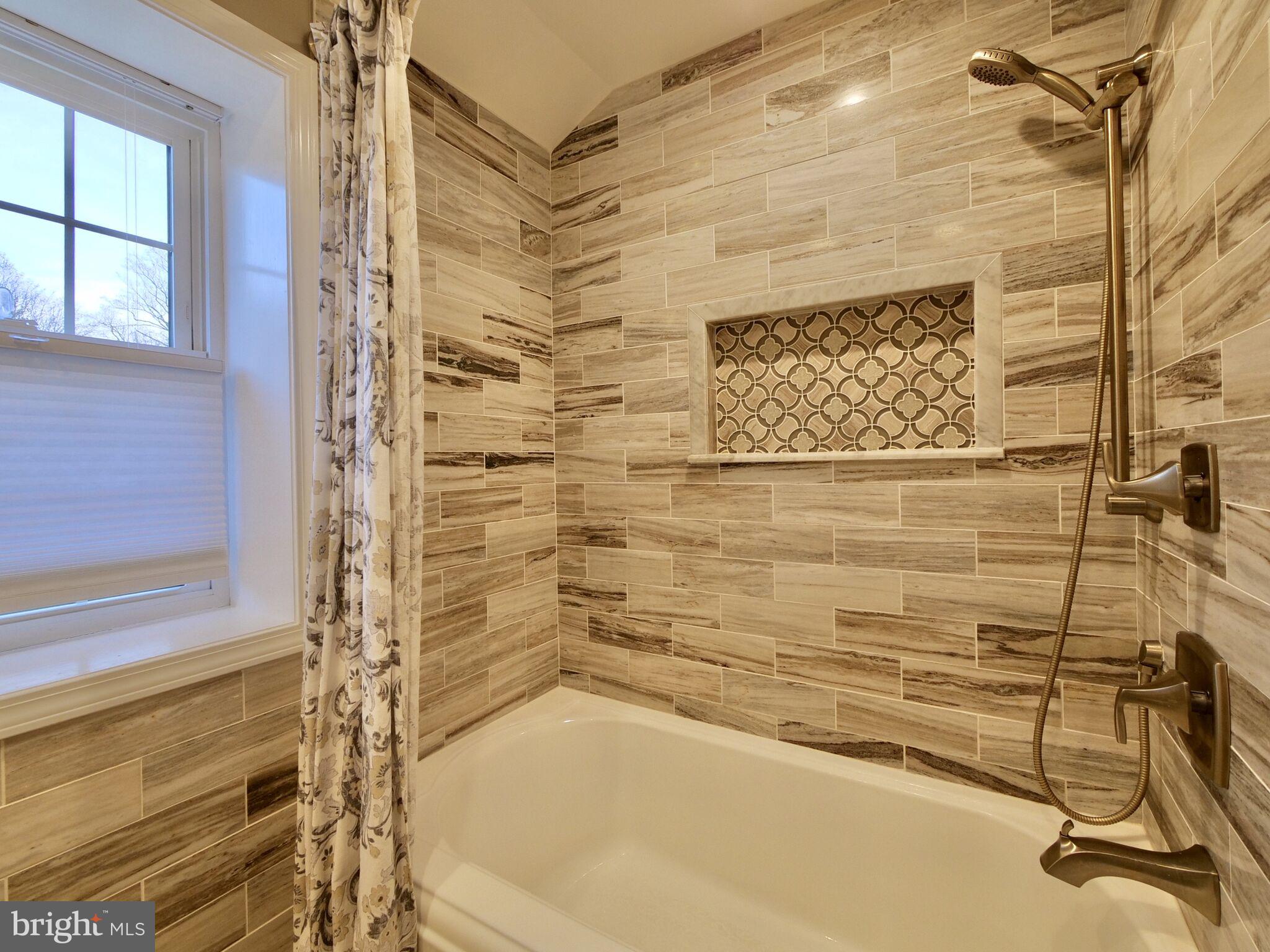 228 Gibbons Road Springfield, PA 19064 - Photo 17 of 36 Main Bath with beautiful Niche