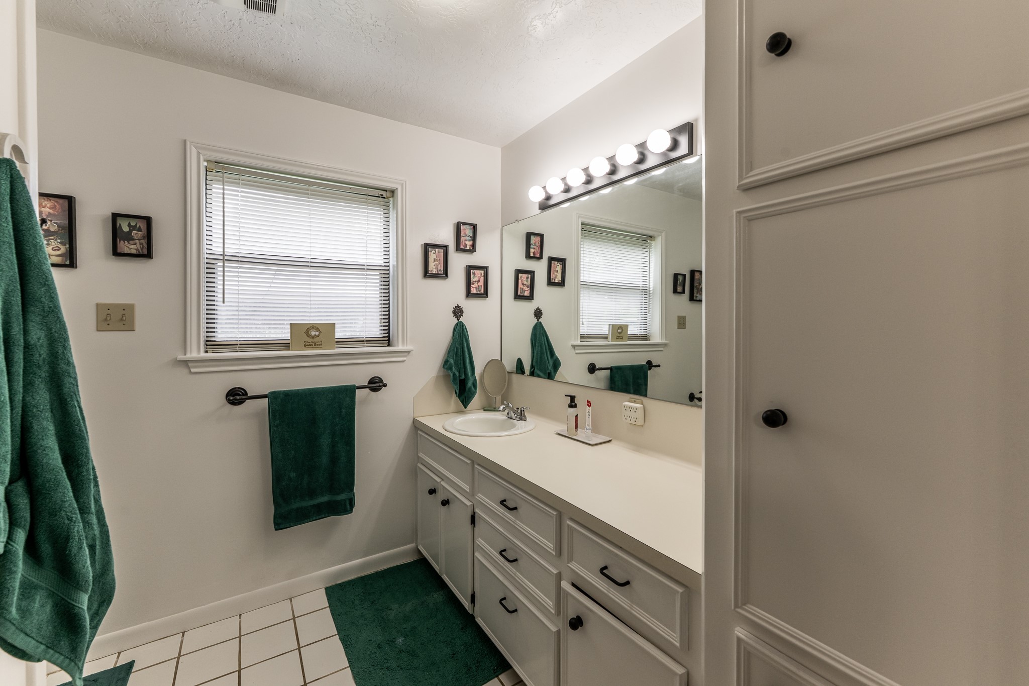 3304 Parr Drive Huntsville, TX 77320 - Photo 13 of 40 a bathroom with a sink and a mirror