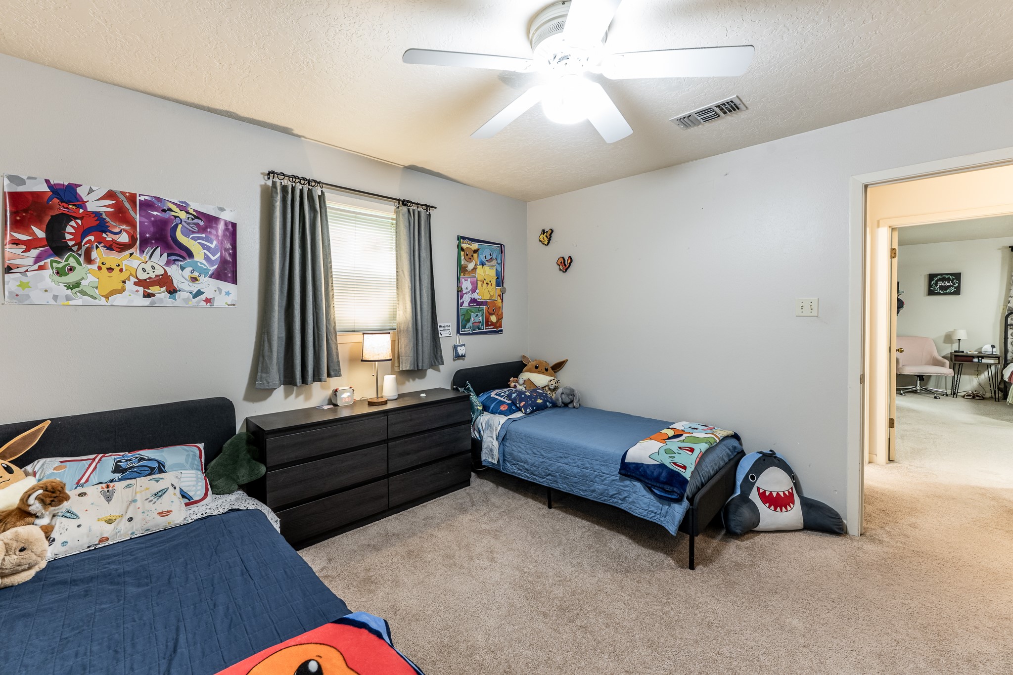 3304 Parr Drive Huntsville, TX 77320 - Photo 17 of 40 a bedroom with bed and window