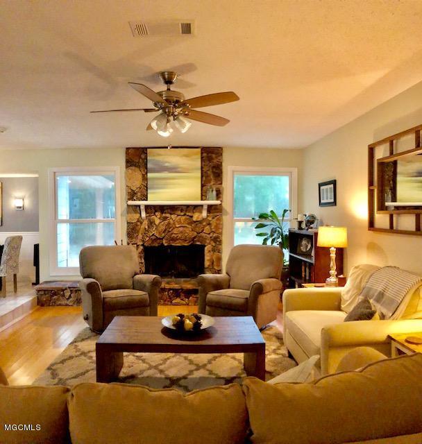 1416 Diller Road Ocean Springs, MS 39564 - Photo 4 of 34 Living
