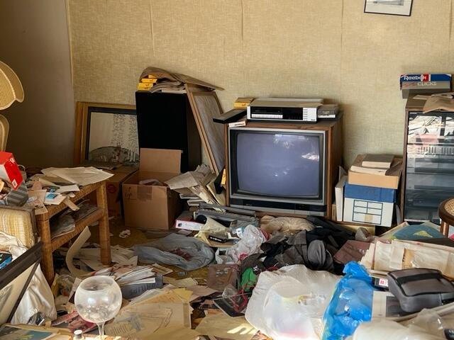 72601 Thrush Road, Unit 4 Palm Desert, CA 92260 - Photo 4 of 8 a room with furniture and musical instruments