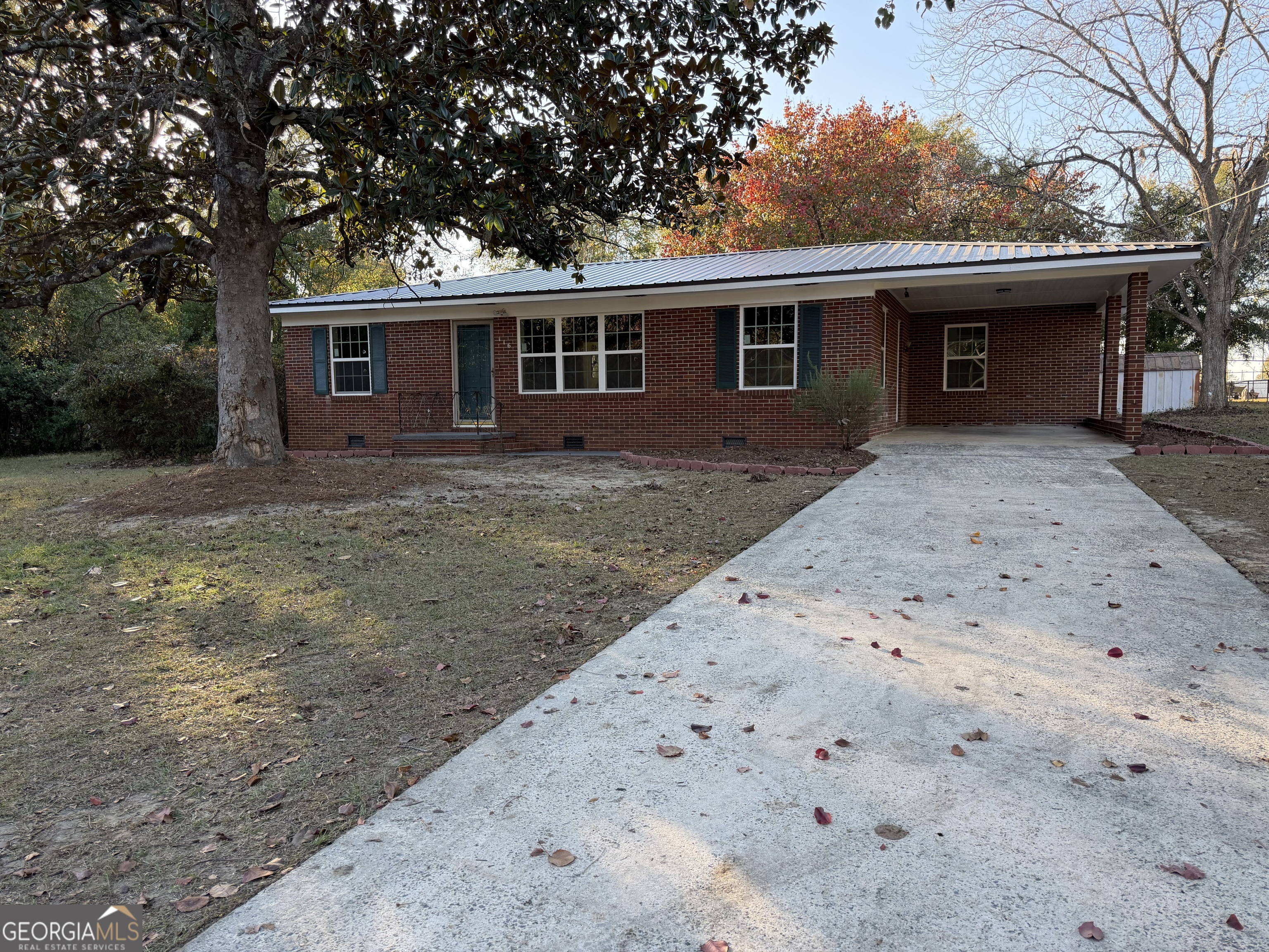 116 Country Club Road Dublin, GA 31021 - Photo 1 of 22 a front view of a house with garden